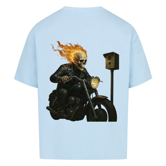 Alpha Priceless Rock Ghost Figurine auf T-Shirt mit kühlem Totenkopf-Biker-Design und leuchtendem Feuer-Haar.
