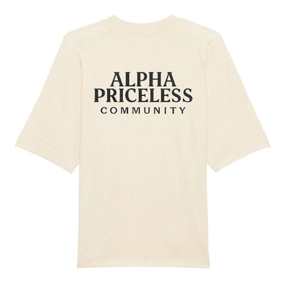 Alpha Priceless Organic Community Tee im Hintergrund, beiger Oversized-Shirt mit Aufdruck.
