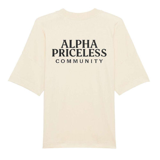 Alpha Priceless Organic Community Tee im Hintergrund, beiger Oversized-Shirt mit Aufdruck.