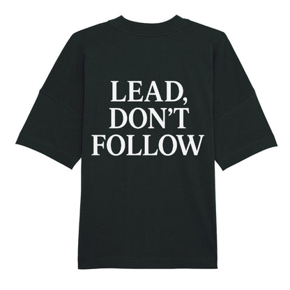 Alpha Priceless Organic Leader Tee mit dem Slogan "LEAD, DON'T FOLLOW" auf der Rückseite.