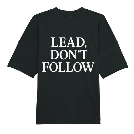 Alpha Priceless Organic Leader Tee mit dem Slogan "LEAD, DON'T FOLLOW" auf der Rückseite.