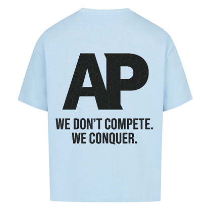 VACANCY AP We Don’t Compete We Conquer Shirt mit grafischem Textdesign auf blauem Hintergrund.