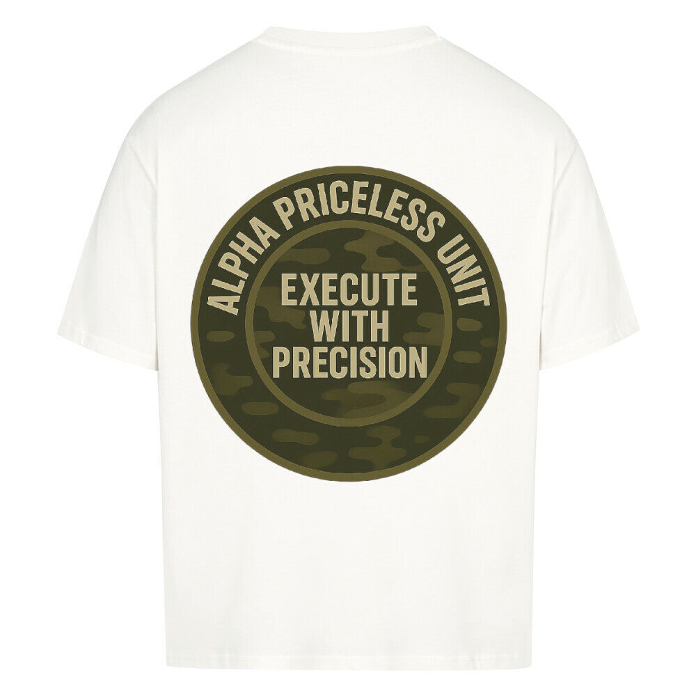 Hinteransicht des Alpha Priceless Quality Unit Tee mit Aufdruck "EXECUTE WITH PRECISION" auf beigem Hintergrund.