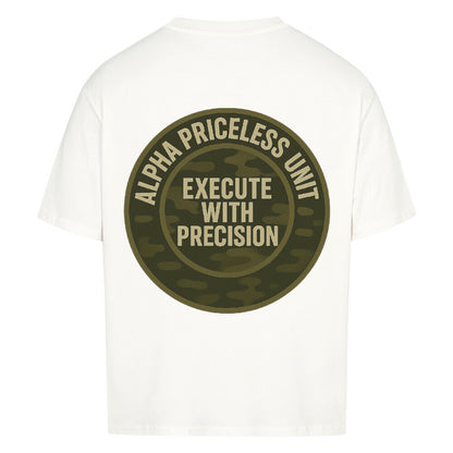 Hinteransicht des Alpha Priceless Quality Unit Tee mit Aufdruck "EXECUTE WITH PRECISION" auf beigem Hintergrund.