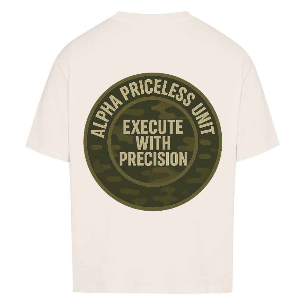 Alpha Priceless Quality Unit Tee mit Aufdruck 'EXECUTE WITH PRECISION' auf der Rückseite, in beigem Farbton.