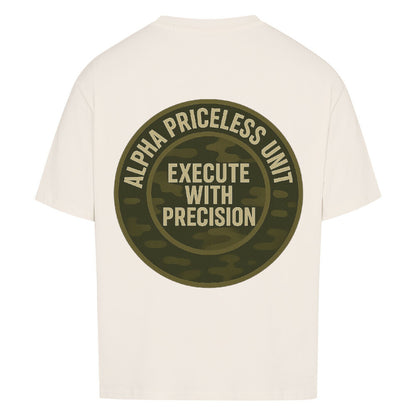 Alpha Priceless Quality Unit Tee mit Aufdruck 'EXECUTE WITH PRECISION' auf der Rückseite, in beigem Farbton.