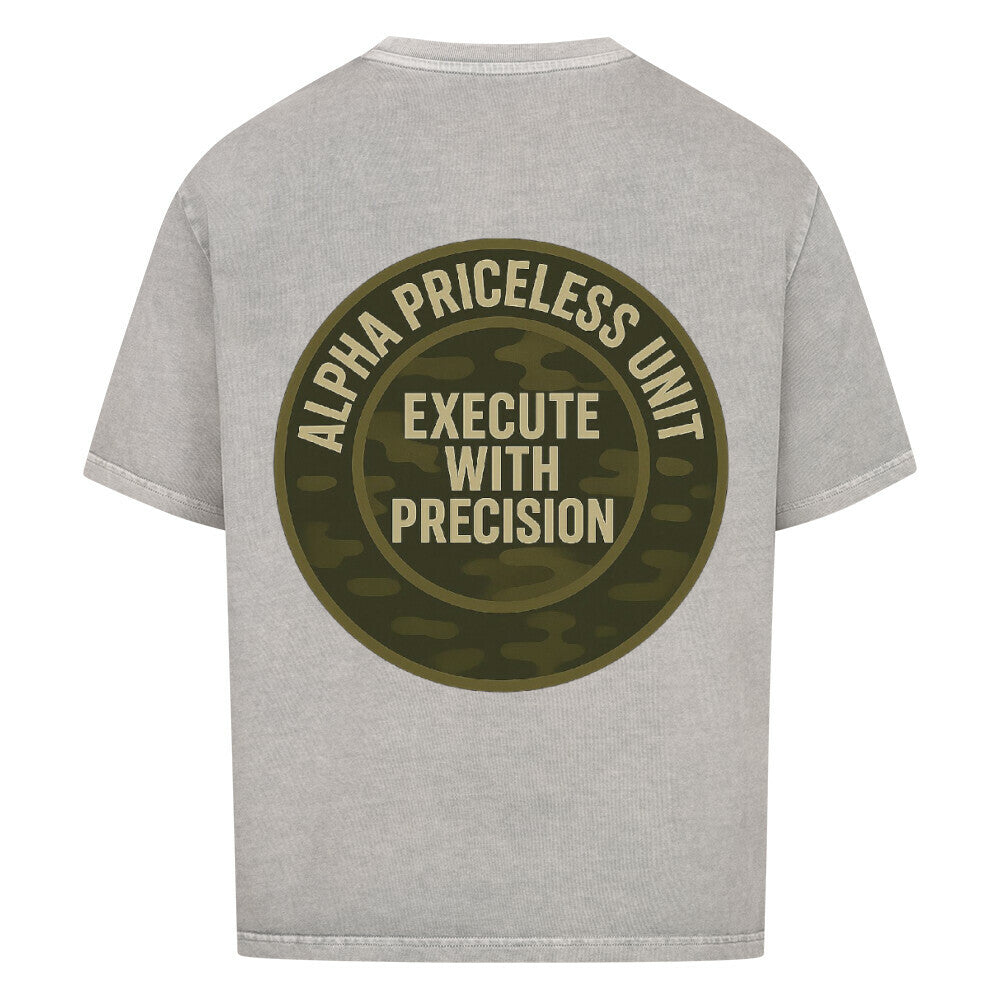 Alpha Priceless Quality Unit Tee mit Druck "EXECUTE WITH PRECISION" auf dem Rücken.