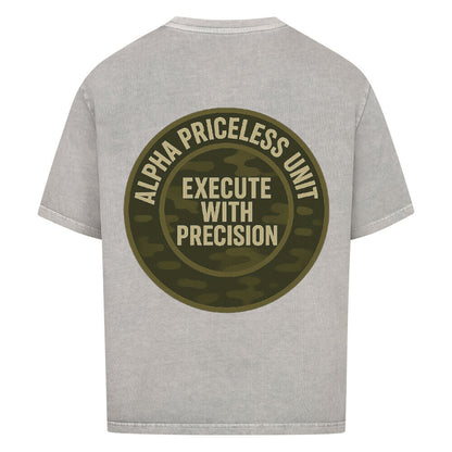 Alpha Priceless Quality Unit Tee mit Druck "EXECUTE WITH PRECISION" auf dem Rücken.
