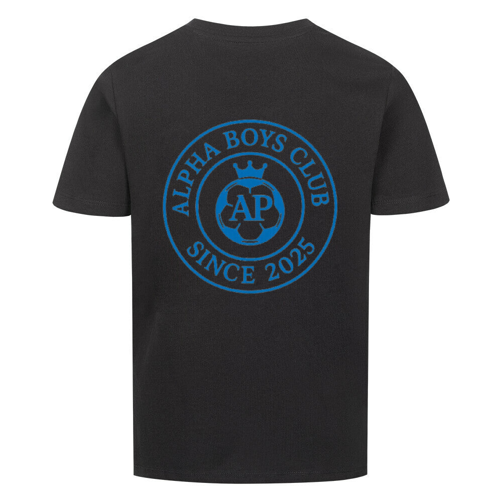 Hinteransicht eines schwarzes T-Shirts mit Alpha Priceless Boys Club Leaders Logo in Blau und dem Jahr 2025.