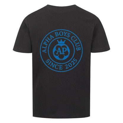 Hinteransicht eines schwarzes T-Shirts mit Alpha Priceless Boys Club Leaders Logo in Blau und dem Jahr 2025.