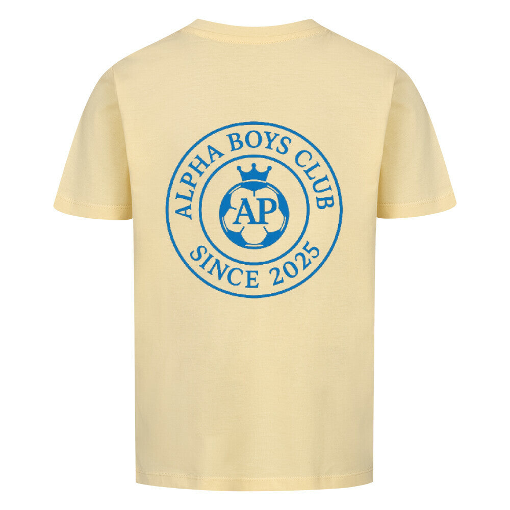 Rückansicht eines gelben T-Shirts mit dem Aufdruck "ALPHA BOYS CLUB" und "SINCE 2025", Teil von Alpha Priceless Boys Club Leaders.
