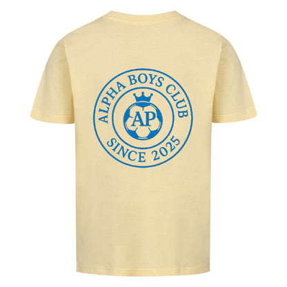 Rückansicht eines gelben T-Shirts mit dem Aufdruck "ALPHA BOYS CLUB" und "SINCE 2025", Teil von Alpha Priceless Boys Club Leaders.