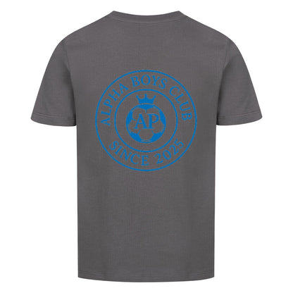 Alpha Priceless Boys Club Leaders T-Shirt mit blauem Logo und Schriftzug 'ALPHA BOYS CLUB SINCE 2025' auf grauem Hintergrund.