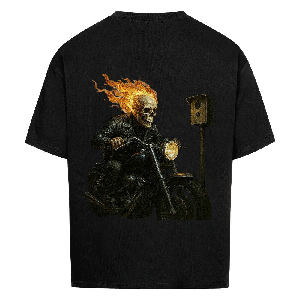 Alpha Priceless Rock Ghost Figurine mit Totenkopf und Feuer aus einem Motorrad auf schwarzem Shirt.
