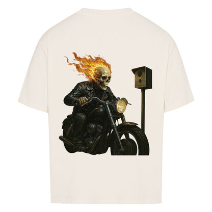 Alpha Priceless Rock Ghost Figurine auf einem gravierten T-Shirt mit flammendem Skelettfahrer.