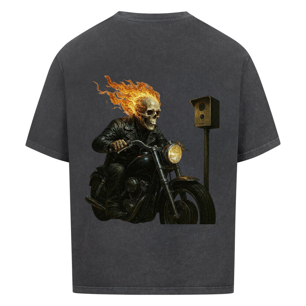 Alpha Priceless Rock Ghost Figurine auf einem T-Shirt mit einem flammenden Totenkopf und Motorraddesign.