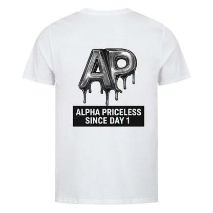 Alpha Priceless Skull Design Tee mit grafischem AP und dem Text ALPHA PRICELESS SINCE DAY 1 auf dem Rücken.