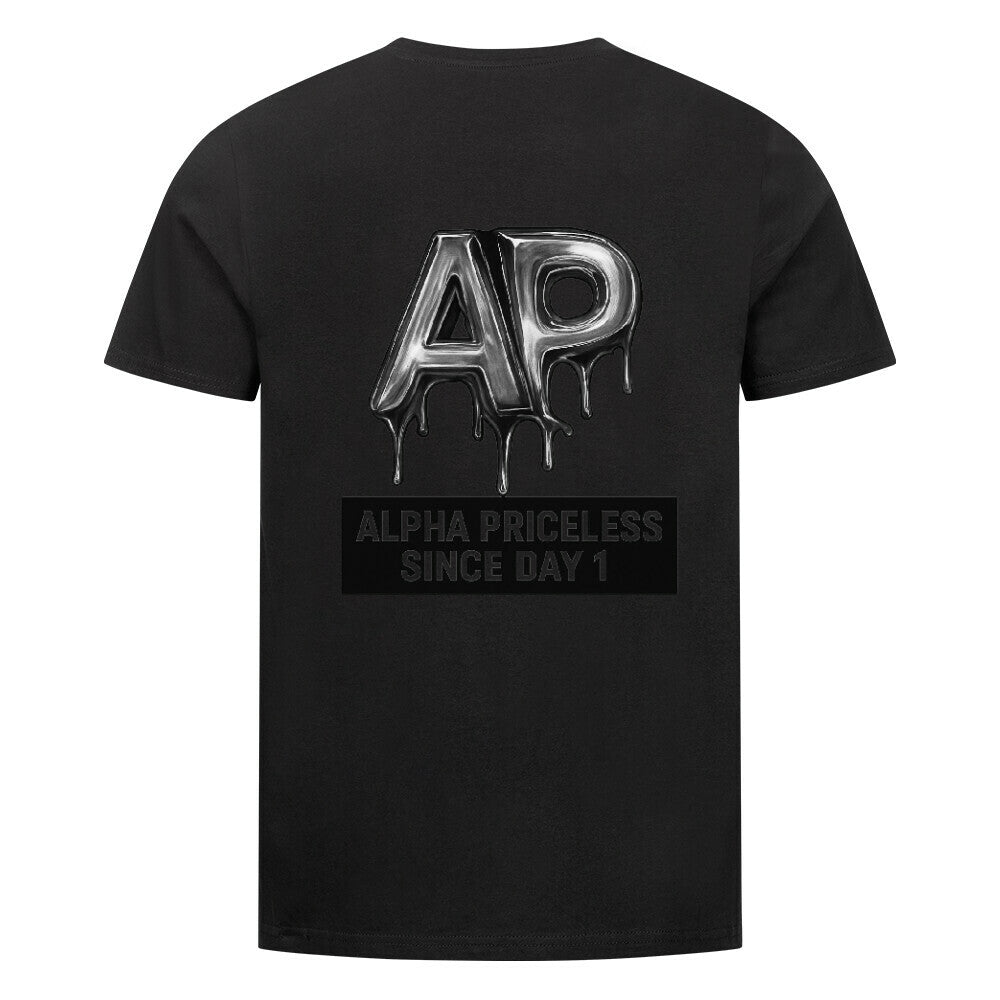 Alpha Priceless Skull Design Tee mit grafischem AP-Logo und 'ALPHA PRICELESS SINCE DAY 1' Aufdruck auf schwarzem Hintergrund.