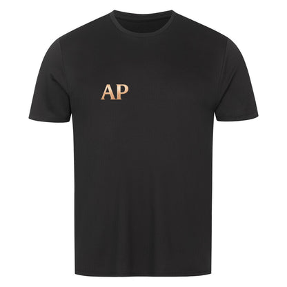 Sport T-Shirt Sparring Queen Tee, schwarzes T-Shirt mit goldenen Buchstaben AP auf der Brust.