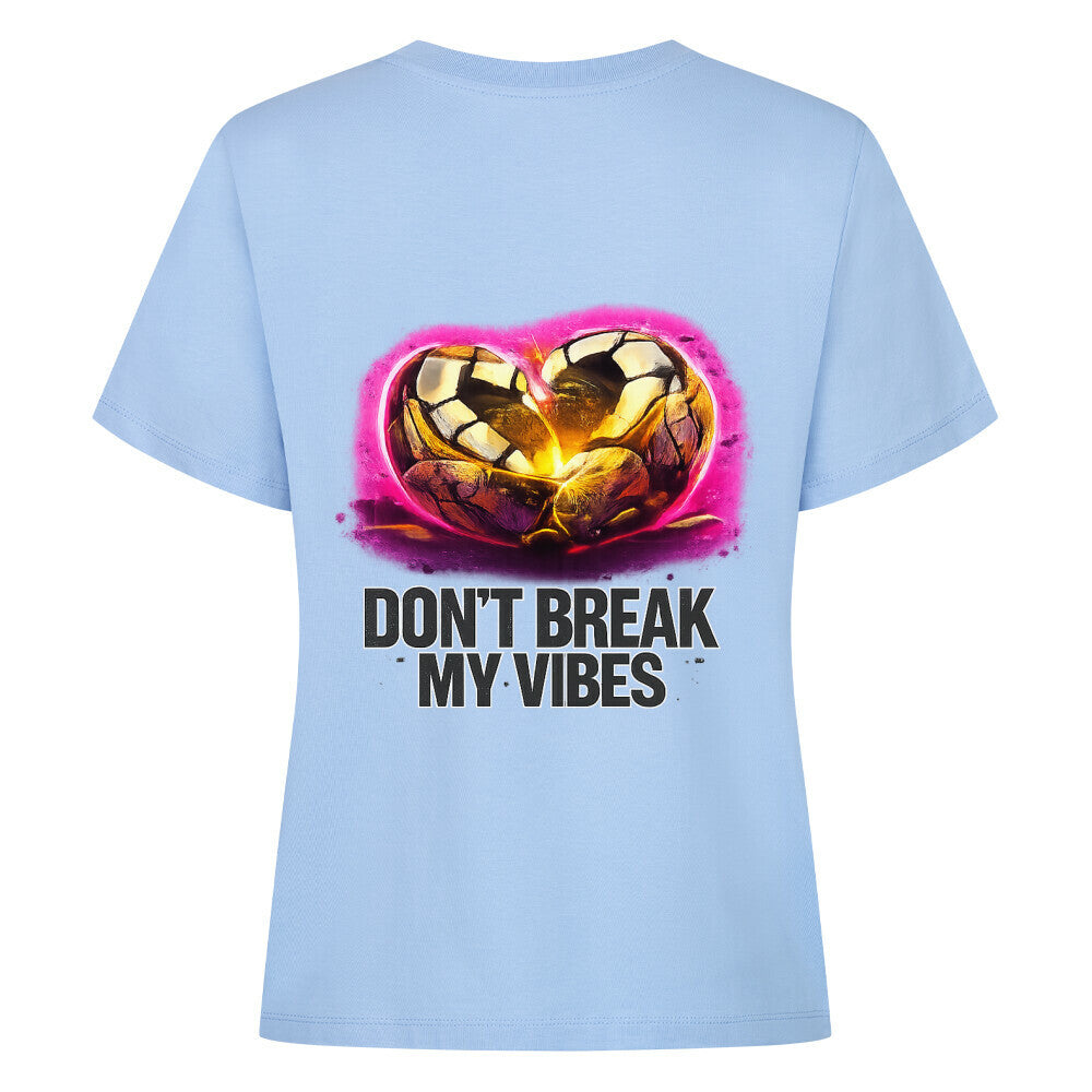 Dont break my vibes - Classic Alpha Priceless T-Shirt mit buntem Herzmotiv auf hellblauem Hintergrund.