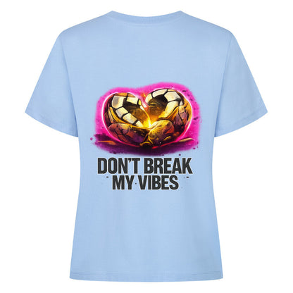 Dont break my vibes - Classic Alpha Priceless T-Shirt mit buntem Herzmotiv auf hellblauem Hintergrund.