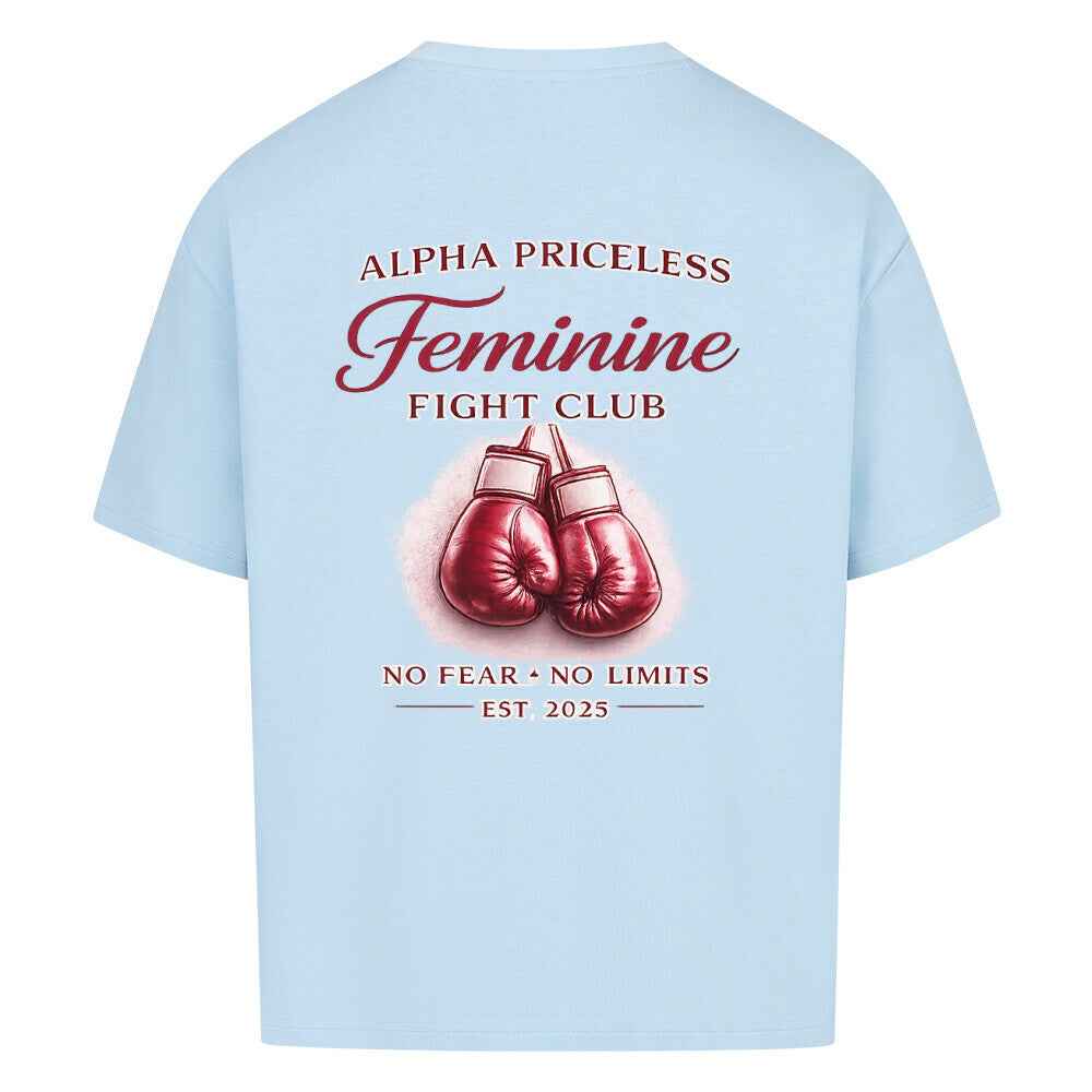 Women’s Boxing Oversized T-Shirt - Alpha Priceless Feminine Fight Club mit boxing gloves Design auf einem hellblauen Hintergrund.