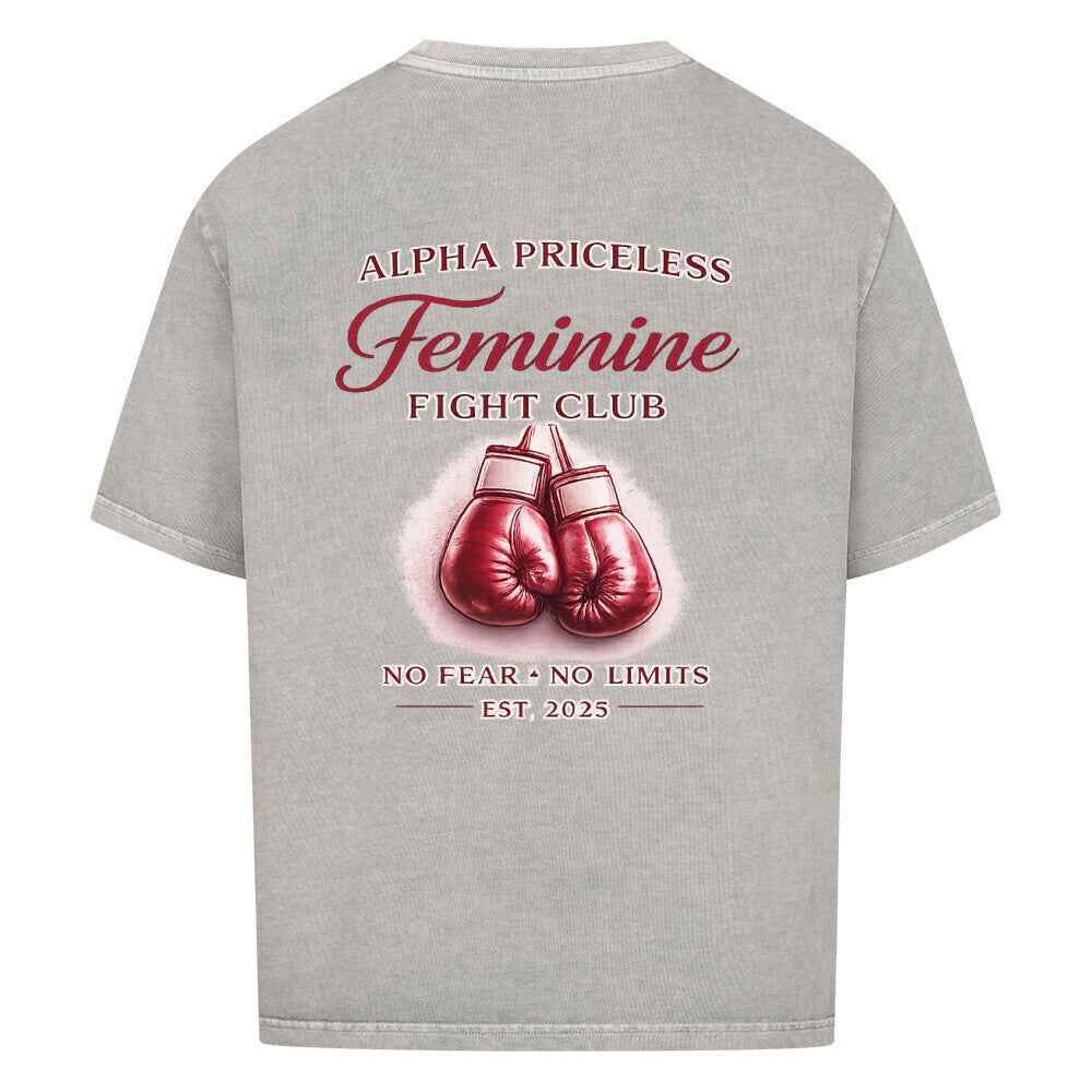 Women’s Boxing Oversized T-Shirt - Alpha Priceless Feminine Fight Club mit Grafik von Boxhandschuhen auf der Rückseite.