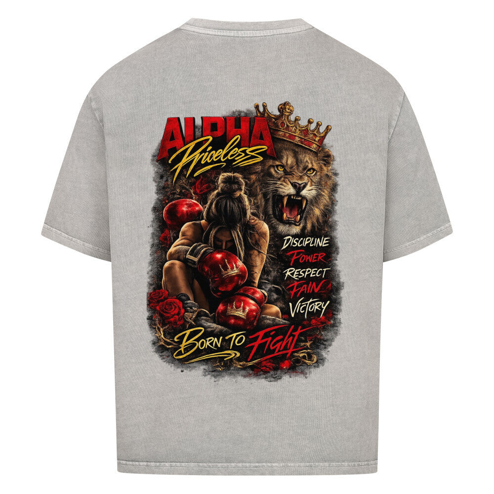 Alpha Priceless - Born to Fight Oversized Shirt Woman mit kraftvollem Design und inspirierenden Worten.